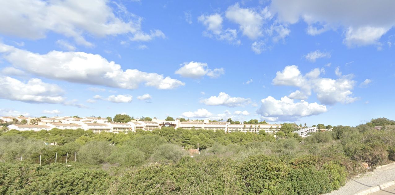 - Solar urbano situado a 600 mts de la playa de Cala Mendia