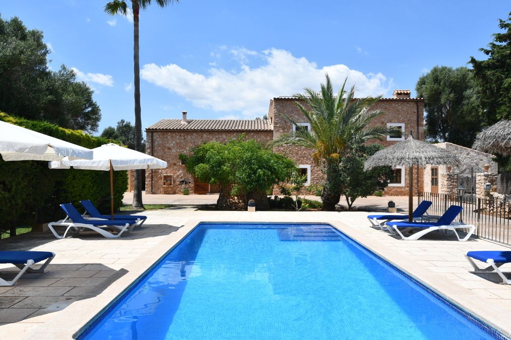  - Spacious country house with beautiful garden and pool on a quiet plot just a few minutes from Porto Colom