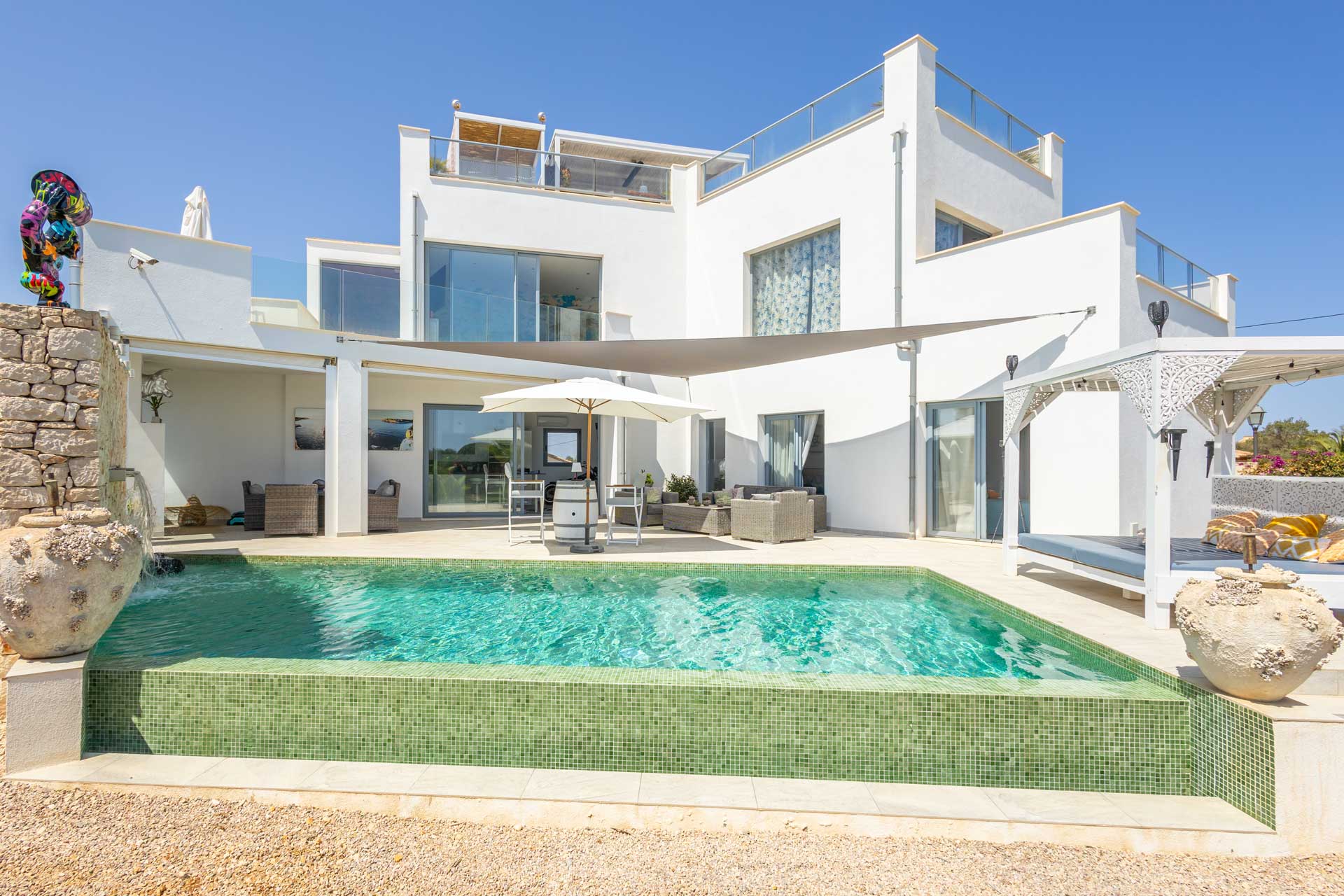 - Moderne und sonnige Villa mit wunderschönem Meerblick, nur wenige Minuten von S`Amarador entfernt