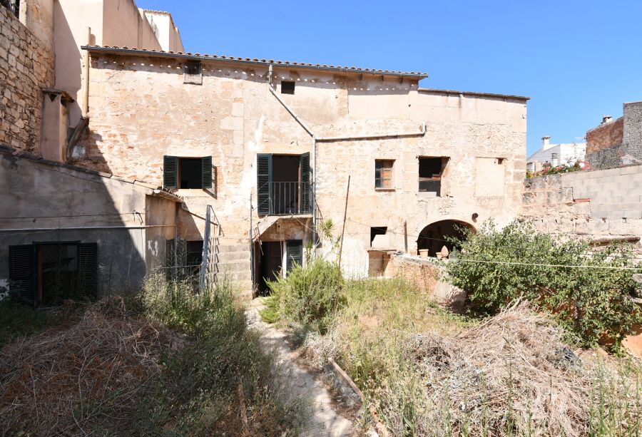  - Central town house of 479m2 with many possibilities in Santanyi