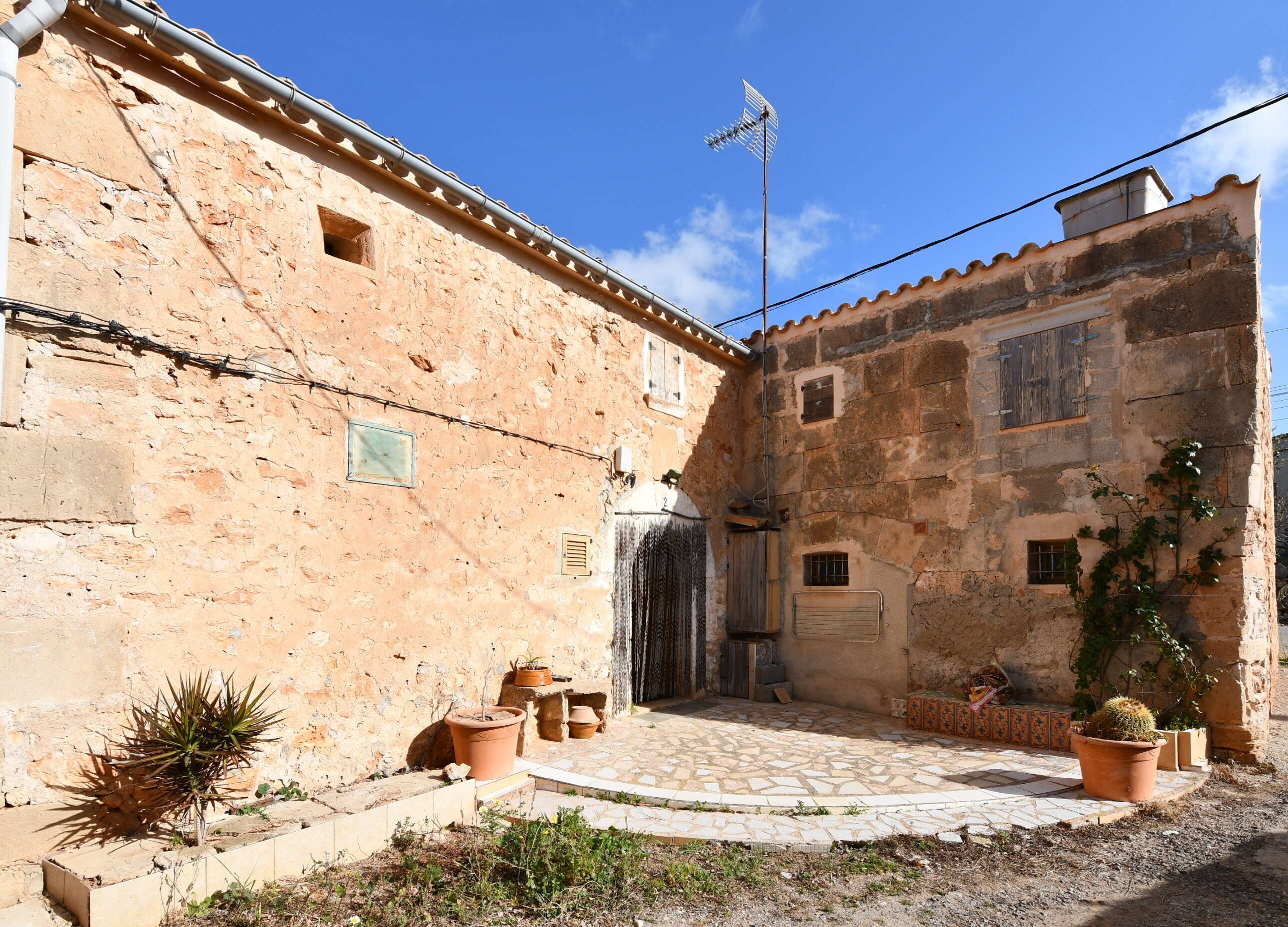 - Teilrenoviertes Stadthaus am Ortsrand von Ses Salines