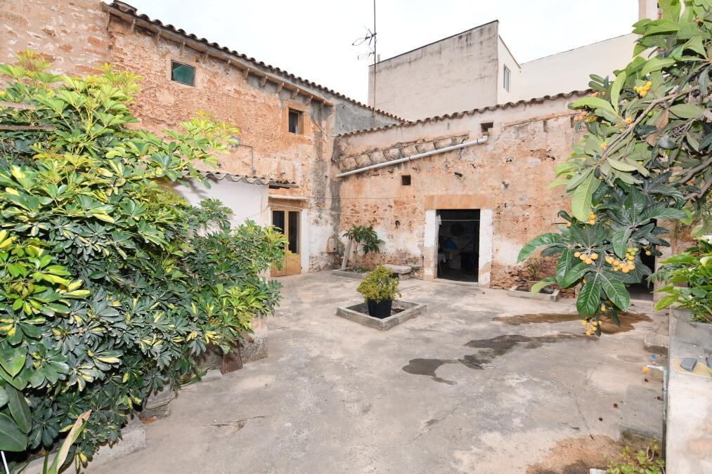  - Céntrica casa de pueblo con amplio patio en Santanyí