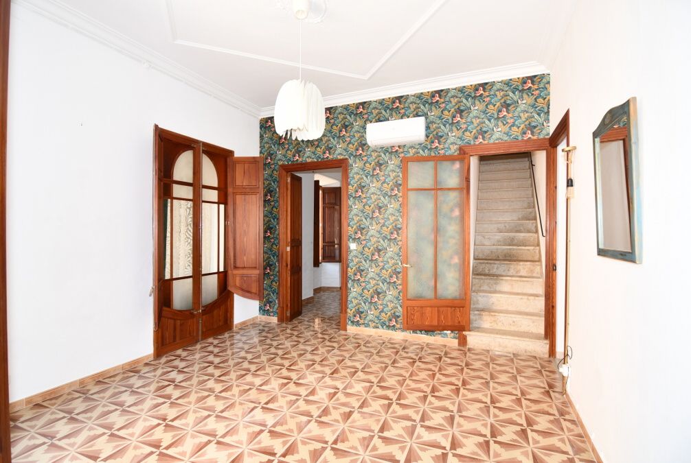  - Central semi-renovated town house in the quiet town of Es LLombards