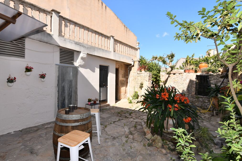  - Beautiful recently renovated town house with a nice patio in Porreres