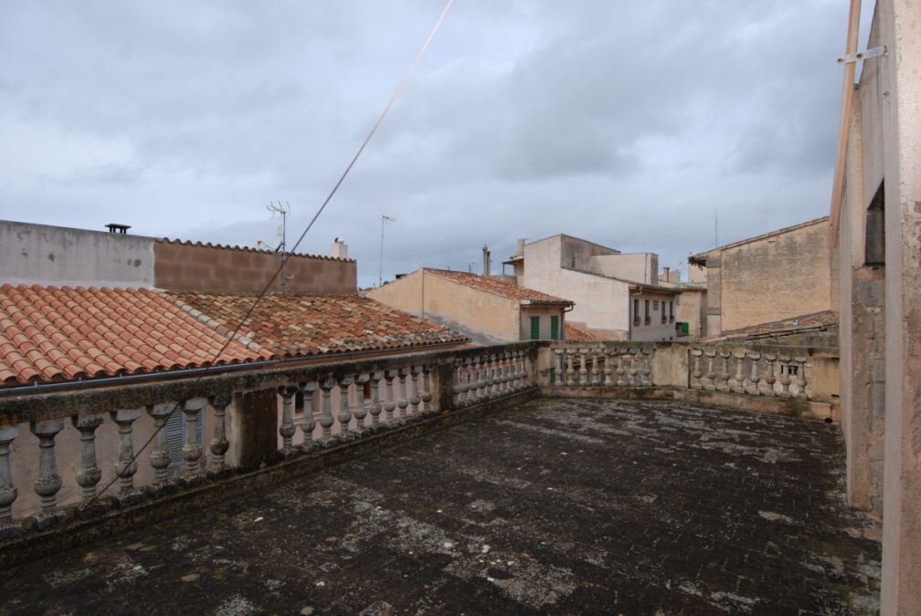  - Large town house with roof terrace in the center of Porreres