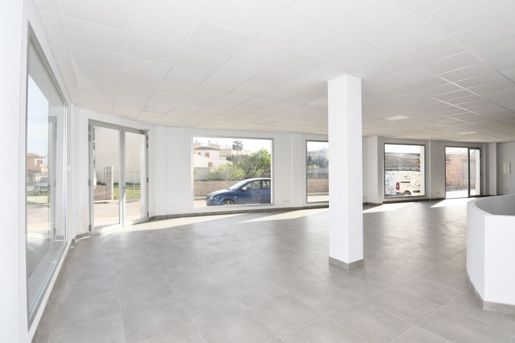 - Amplio y bien situado local comercial en Porreres