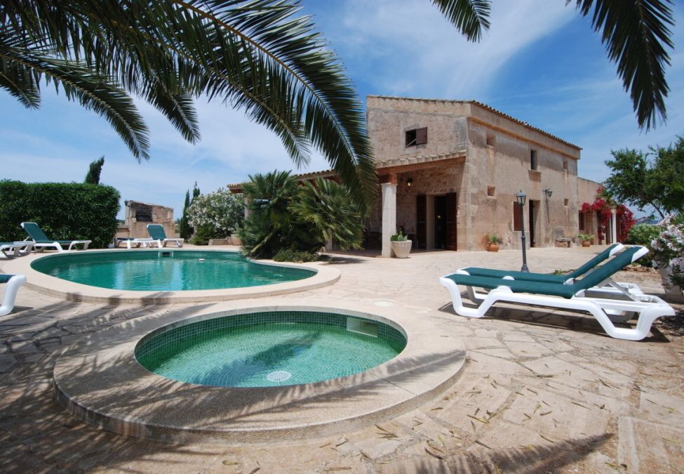  - Schöne gemütliche Landhaus mit Naturstein ausgekleidet, liegt auf einem sonnigen Grundstück nur wenige Minuten von Cala Llombards und Cala S`Almonia gebaut