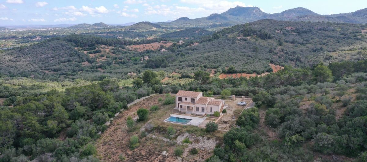  - Finca de nueva construcción encima de una colina con vistas panorámicas hasta el mar en Cas Concos