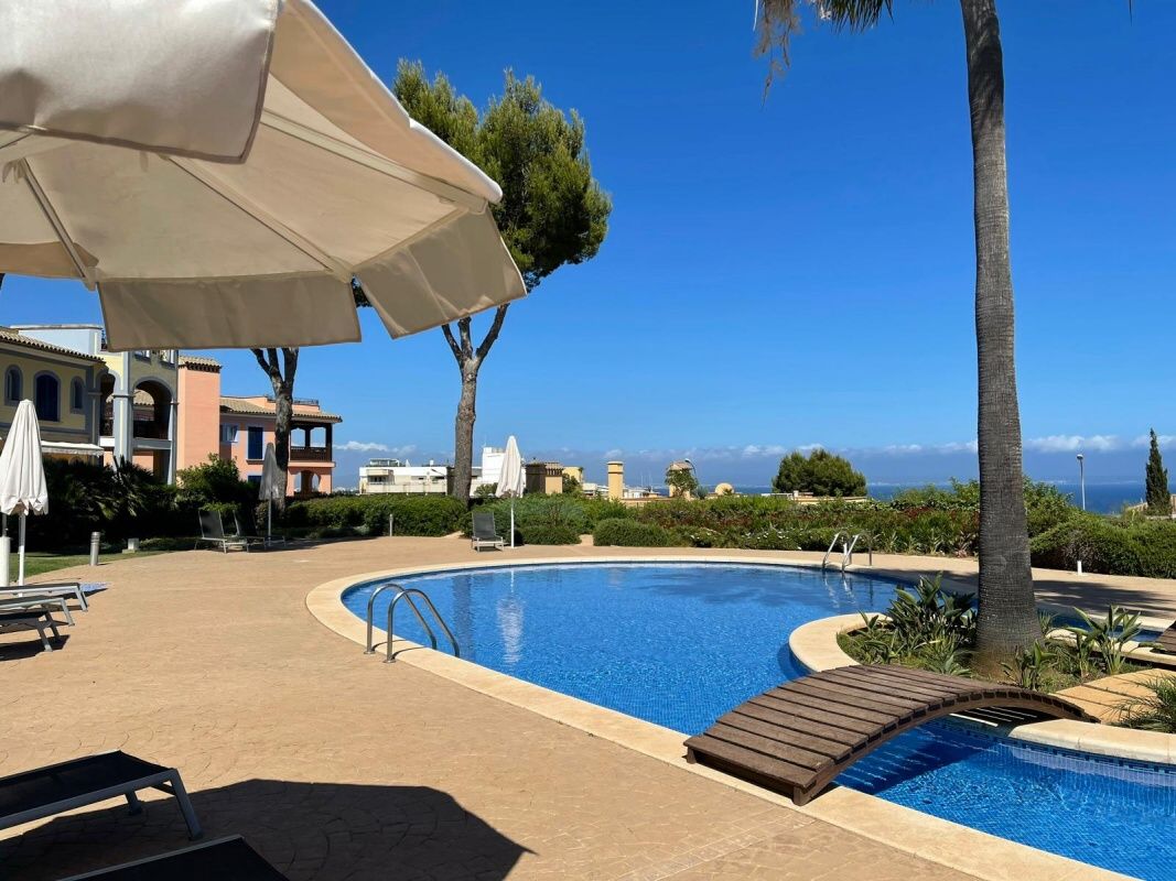 - Apartamento planta baja con 3 piscinas y enorme jardín comunitario en Bendinat