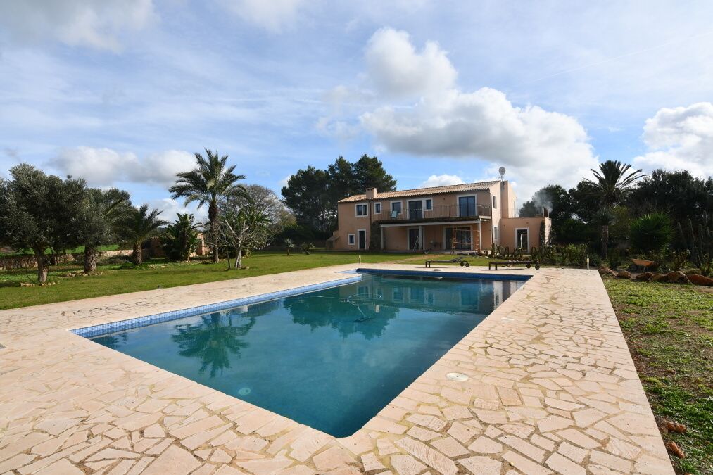  - Típica casa de campo mallorquina reformada con un estilo moderno con un bonito jardín y piscina