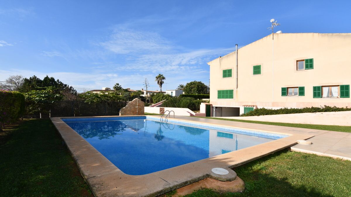 - Stadthaus mit Gemeinschaftsgarten und Pool in Calonge