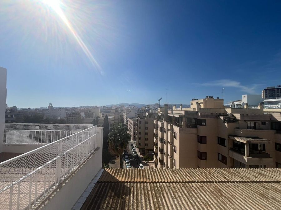  - Renovierte zentrale 8. Etage mit Aufzug und sonniger Terrasse in Palma