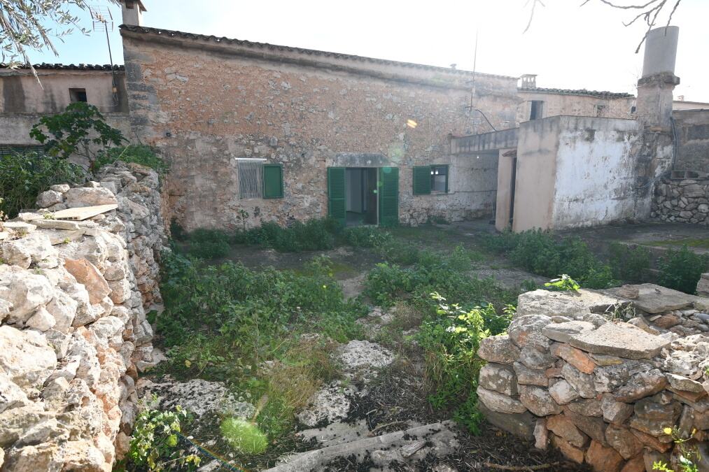  - Town house with patio of about 120m2, totally to reform in Santanyi
