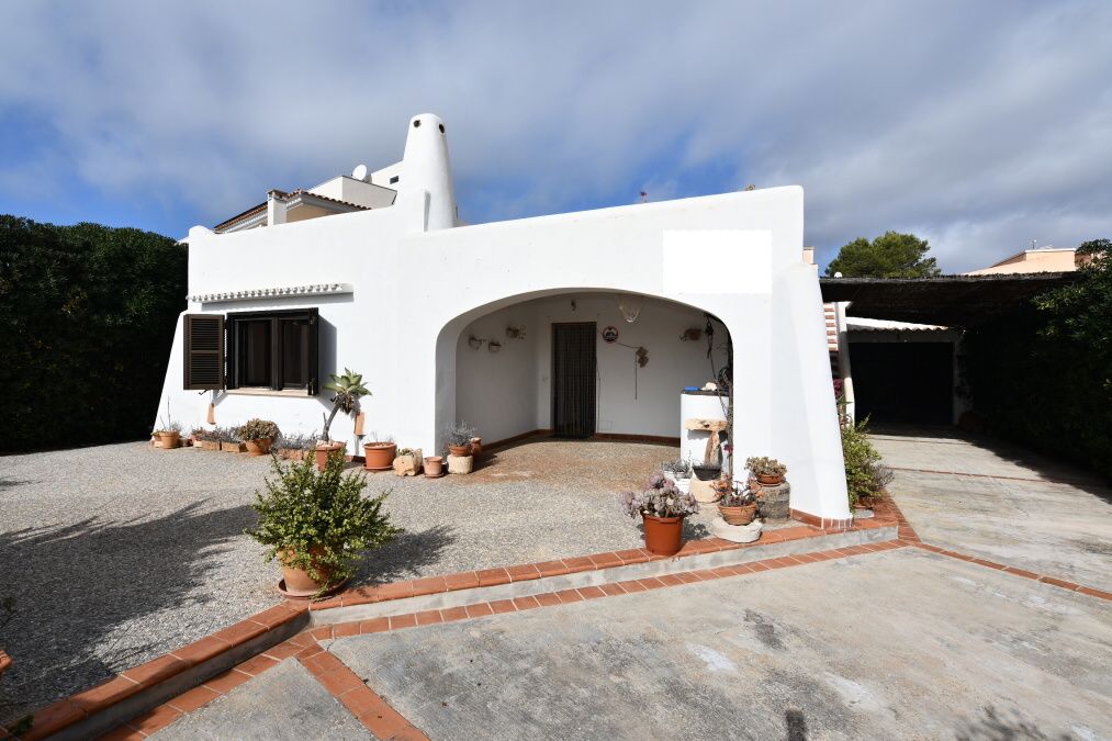  - Villa with sea views in an excellent location a few minutes from the beach of S`Amarador and Cala Mondrago