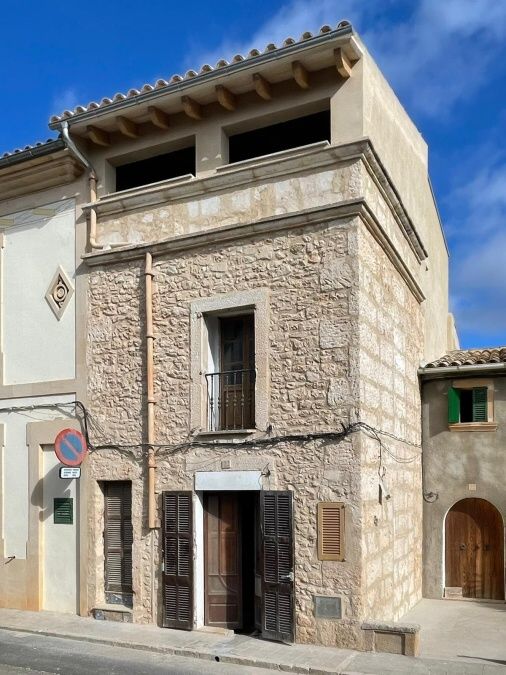  - In es LLombards unique opportunity to buy this town house to finish to the buyer`s taste