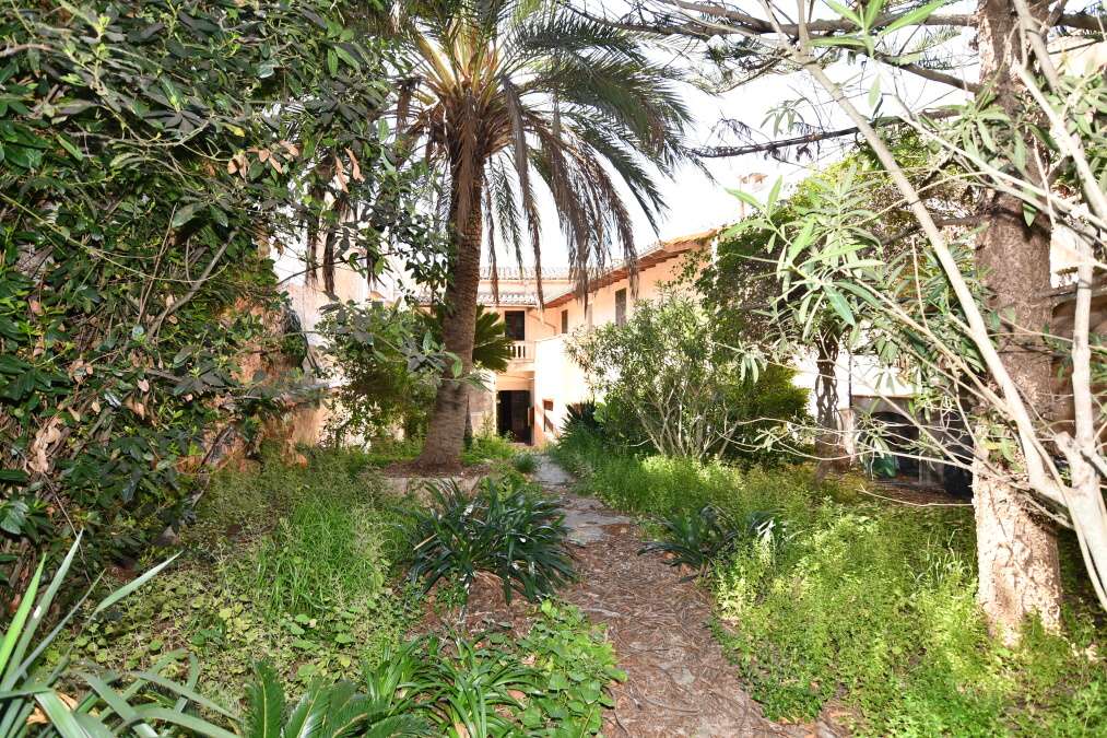  - Typical manor house ideal for renovation a few meters from the center of Santanyí