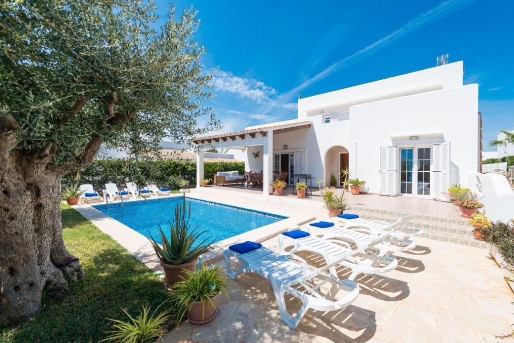 - Bonito chalet con jardín y piscina en Cala D`Or