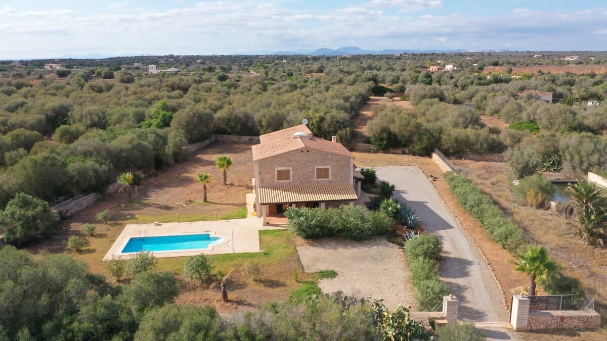  - Cozy and spacious country house lined with natural stone, just 300m from the pretty village of Ses Salines