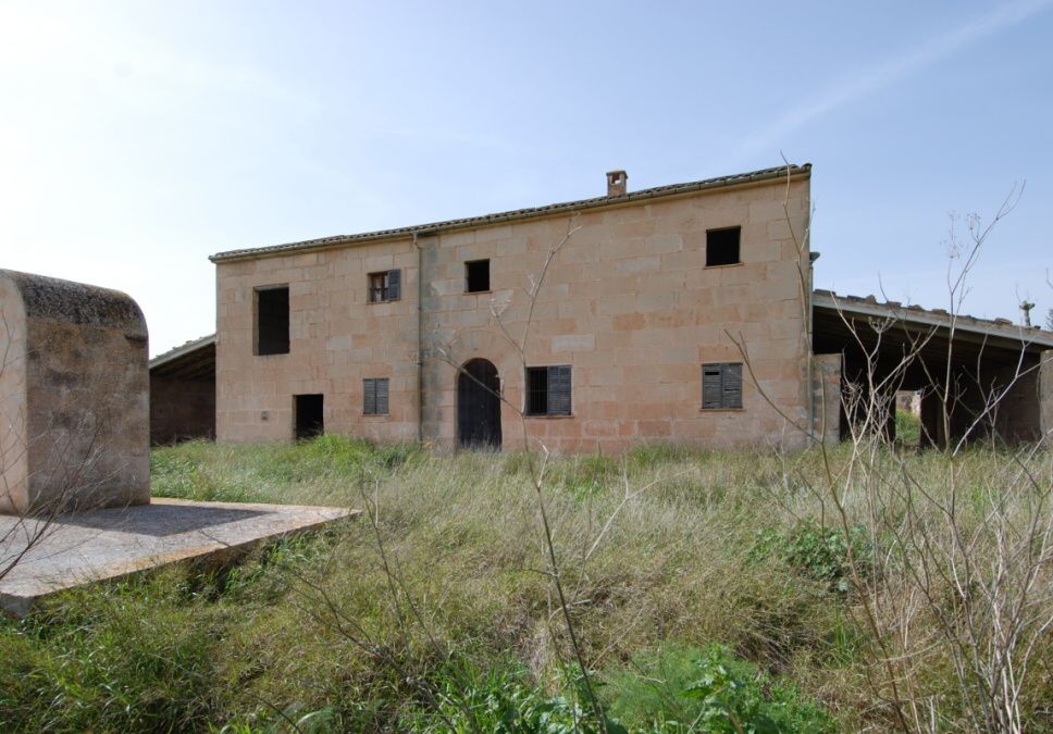  - Spacious country house to reform on a large plot near Sa Rapita