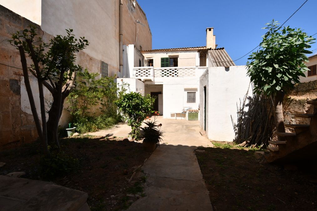 - Amplia y luminosa casa de pueblo con bonito patio distribuida en 2 apartamentos independientes en Campos