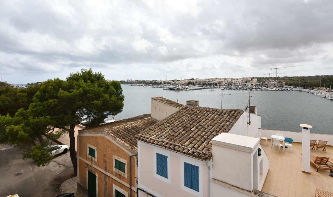  - Typisches renoviertes Fischerhaus mit schöner Aussicht auf den Hafen von Porto Colom