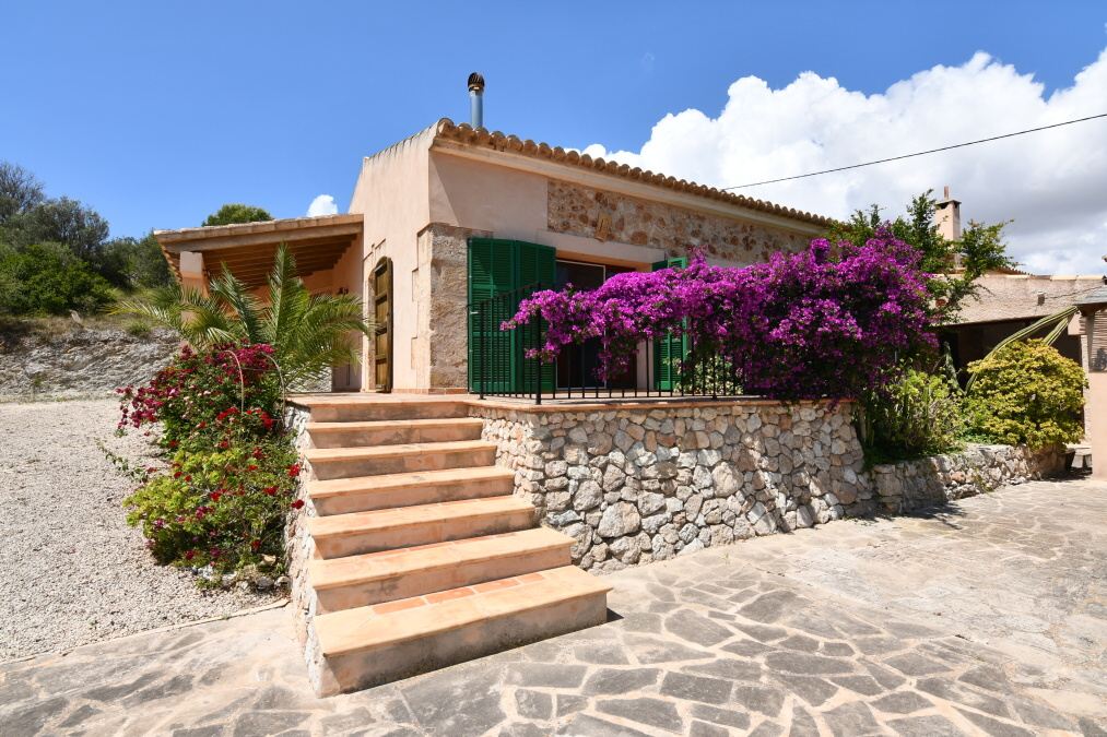  - In Santanyi Country house of about 400m2 divided into two houses, each one with an independent entrance, apart from a small apartment with kitchen and bathroom