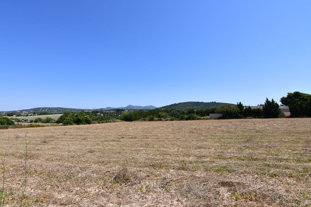 - Plot with construction project of a beautiful country house near Manacor