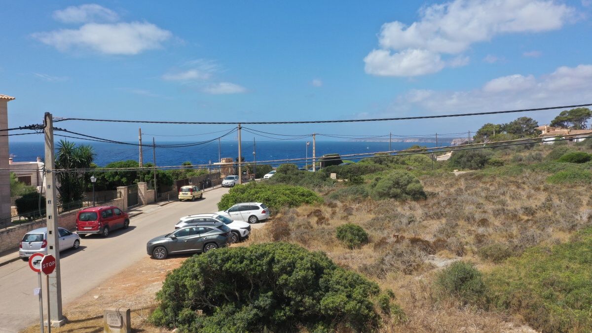  - Bonito solar urbano con vistas al mar en Cala Figuera