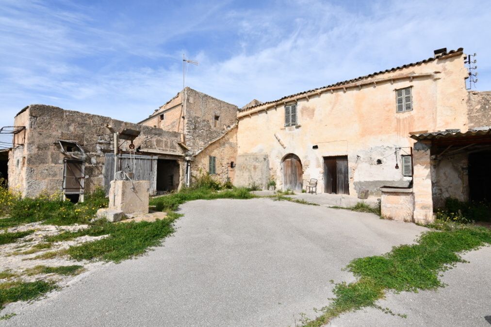  - Typical Mallorcan semi-detached country house on an elevated plot with beautiful views of Manacor and the Mountains