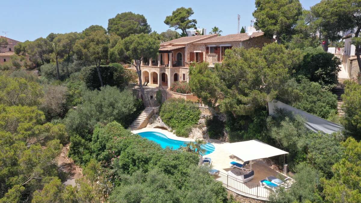  - Große Villa oberhalb des Strandes von Cala Santany