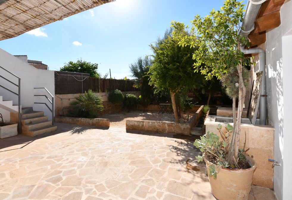  - Stadthaus mit Zentralheizung und sonnigem Garten in Santanyi