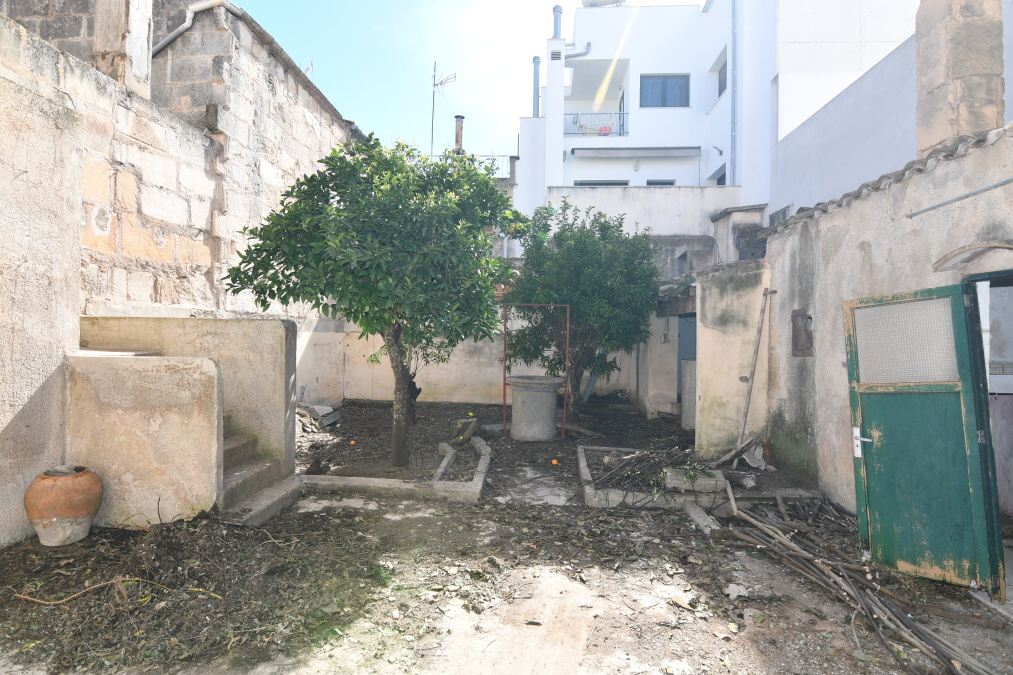  - Central town house with 2 floors and patio ideal for renovation in Manacor