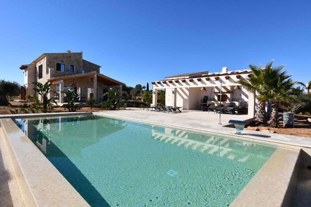  - Luxurious and modern country house of about 600m2 a few minutes from the beach of Cala Llombards