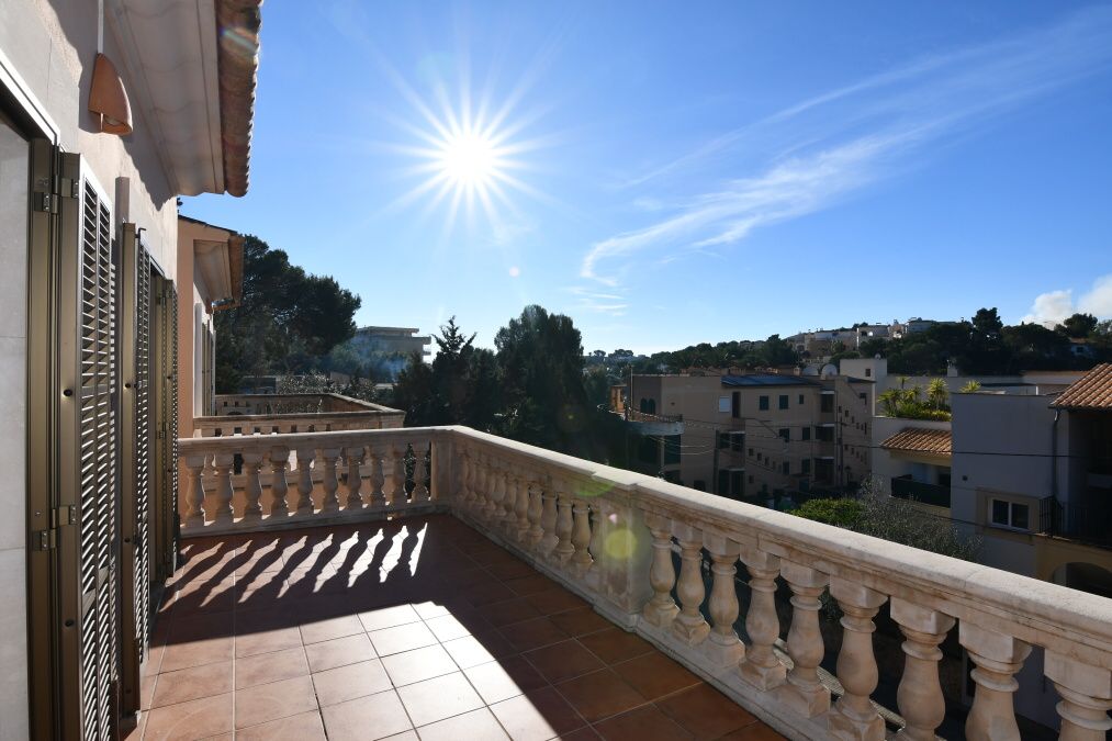  - Semi-detached house with large garage located a few meters from the Porto Pertro marina