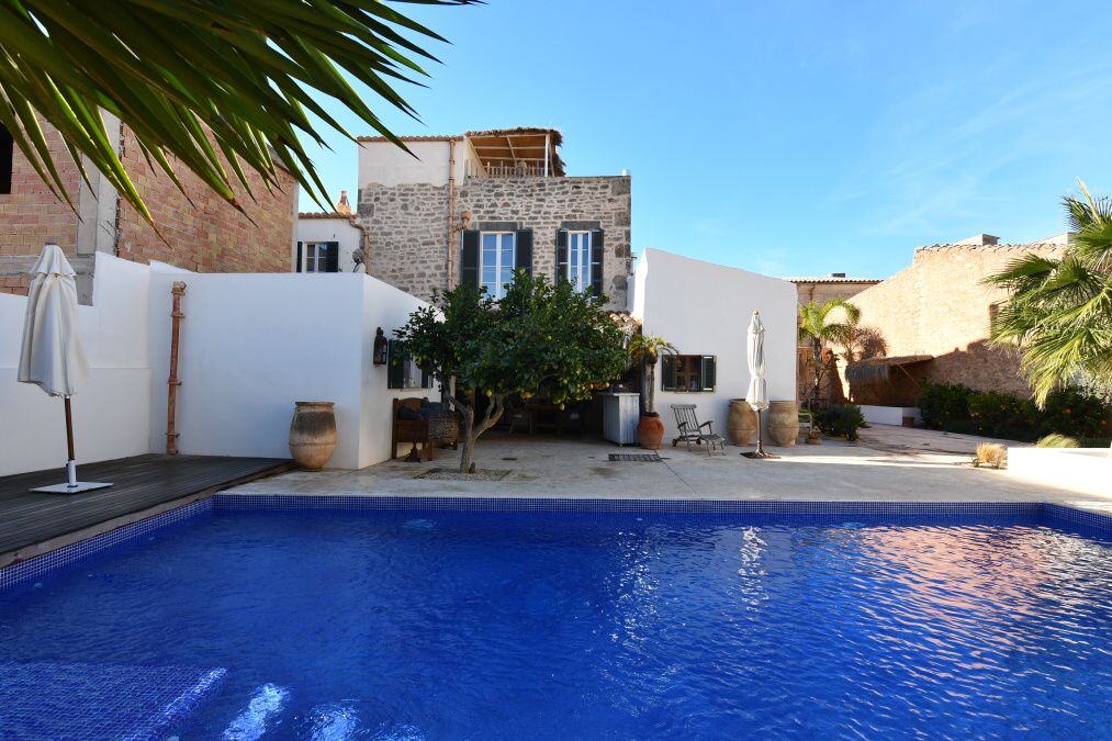  - Fantastic town house of about 400m2 renovated with great style in Santanyi