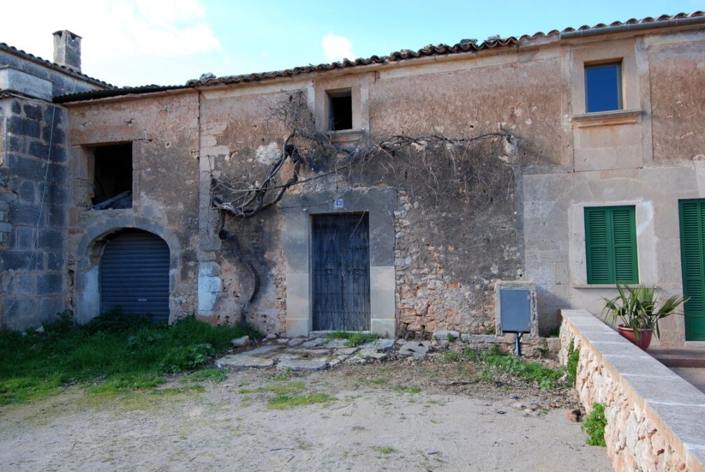  - Town house for renovation with many possibilities near the center of Ses Salines