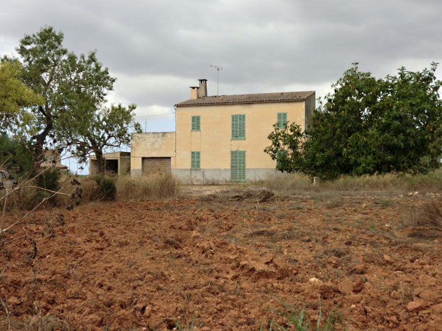  - Large plot with several buildings between Campos and Llucmajor