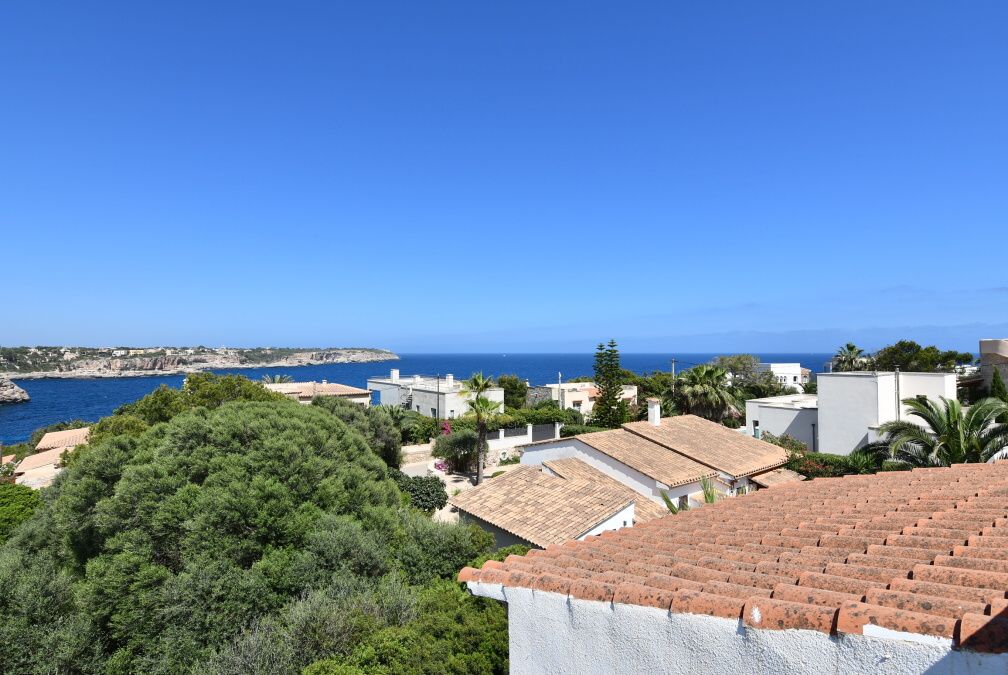  - Villa with a lot of potential in a very good location in Cala Llombards