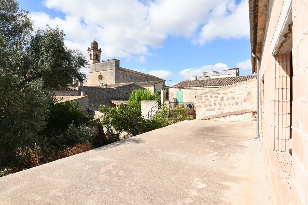  - Geräumiges halbrestauriertes Dorfhaus mit schöner Aussicht auf die Kirche von Petra